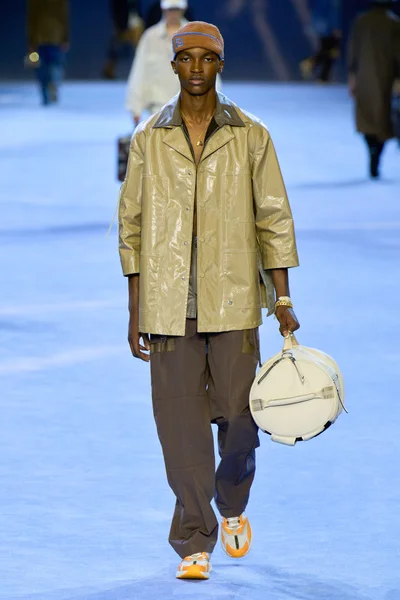 Look 16